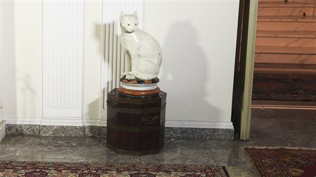 GRUPPO IN TERRACOTTA SMALTATA raffigurante un gattino seduto, difetti h cm 54...