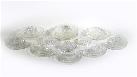 LOTTO DI OGGETTI IN VETRO tra cui una serie di dodici lunette da insalata ed...