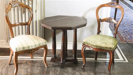 TAVOLINO OTTAGONALE IN LEGNO TENERO realizzato in stile neorinascimento,...