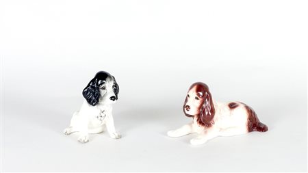 DUE GRUPPI IN CERAMICA POLICROMA raffiguranti due cagnolini h cm 12,5, h cm 10