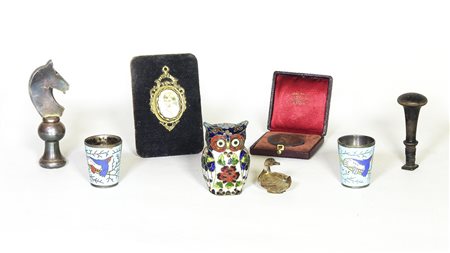 LOTTO DI CURIOSITÀ tra cui una miniatura raffigurante un fanciullo, una...