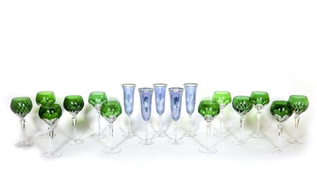 LOTTO DI BICCHIERI IN CRISTALLO una serie di cinque flutes blu ed una serie...