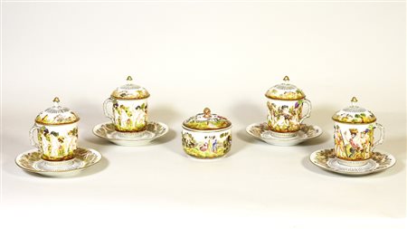 SERIE DI QUATTRO TAZZINE CON COPERCHIO IN PORCELLANA istoriate con giochi di...