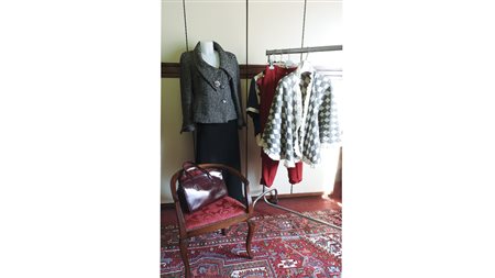 LOTTO VINTAGE una mantella in lana a motivo di rombi bianchi e grigi; un paio...