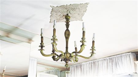 LAMPADARIO IN LEGNO LACCATO COLOR CREMA realizzato in stile veneziano,...