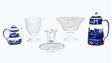 LOTTO DI PORCELLANE E TERRAGLIE tra cui un'alzata Ginori, un vaso traforato...