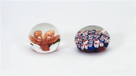 DUE PRESS PAPIER IN VETRO SOFFIATO uno con inclusione di murrine ed uno con...