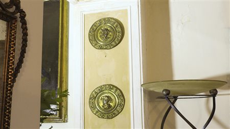 COPPIA DI MEDAGLIONI IN OTTONE sbalzati con profili di gentiluomo e dama diam...