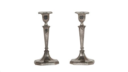 COPPIA DI CANDELIERI IN SHEFFIELD fusto a faretra, su base ottagonale in...