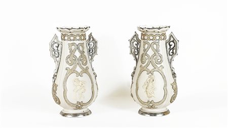 COPPIA DI VASI BIANSATI IN GRES inizio del XX secolo decorati con volute,...