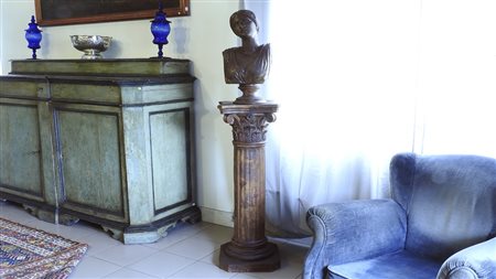 BUSTO FEMMINILE IN TERRACOTTA PATINATA corredato da sostegno a colonna...