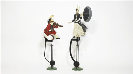 DUE FIGURE SEMOVENTI IN METALLO DIPINTO una raffigurante una damina con...