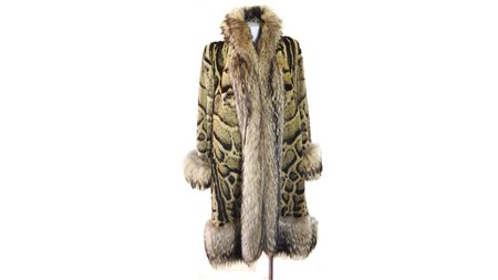 CAPPOTTO LUNGO IN PELLICCIA DI LEOPARDO linea svasata, interamente bordato in...