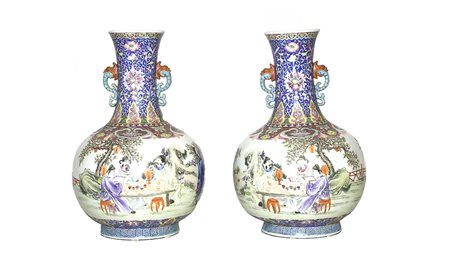 COPPIA DI VASI IN PORCELLANA POLICROMA Cina, XIX secolo corpo globulare con...