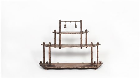 ETAGERE PENSILE IN ROVERE XIX secolo tre ripiani sagomati, montanti torniti,...