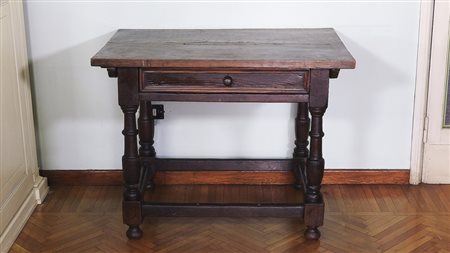 TAVOLINO RUSTICO IN CASTAGNO XIX secolo un cassetto nella fascia, gambe...