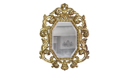 SPECCHIERA IN LEGNO INTAGLIATO E DORATO realizzata in stile seicentesco,...