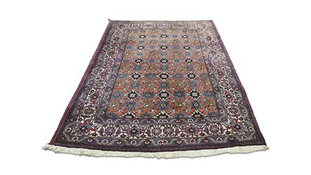 TAPPETO PERSIANO fondo rosa, campo con motivi floreali nei toni del verde,...