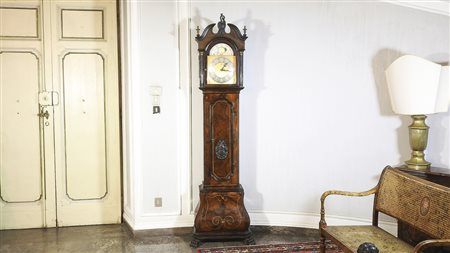 OROLOGIO A TORRE IMPIALLACCIATO IN PIUMA DI MOGANO, NOCE E ALTRI LEGNI XX...