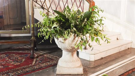 GRANDE VASO IN MARMO BIANCO coppa sorretta da tre volute e scolpita con...