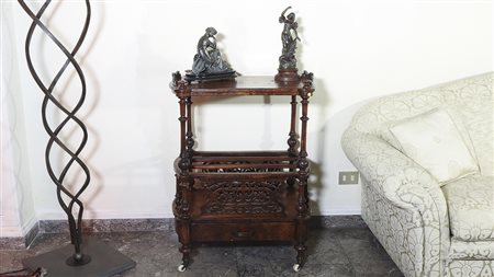 TAVOLINO DI SERVIZIO IMPIALLACCIATO IN RADICA DI NOCE Inghilterra, seconda...