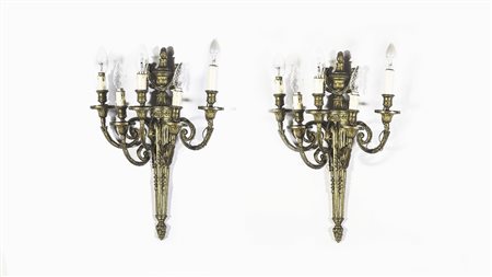 SERIE DI OTTO APPLIQUES IN BRONZO IN STILE NEOCLASSICO, fusto a faretra,...