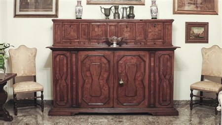 GRANDE CREDENZA A DUE CORPI DA SACRESTIA IMPIALLACCIATA ED INTARSIATA IN...