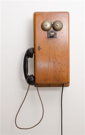 TELEFONO da muro con cassa in rovere. XX secolo Misure: cm 50 x 24 x h 19