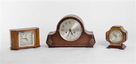 TRE OROLOGI da tavolo in noce e rovere. Periodo deco' meta' '900 Misure: varie