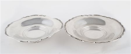 DUE ALZATINE in argento (g. 447). Italia XX secolo Misure: diametro cm 24