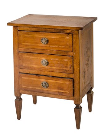 COMODINO stile Luigi XVI in noce con perfili in bosso. Primi '900 Misure: cm...