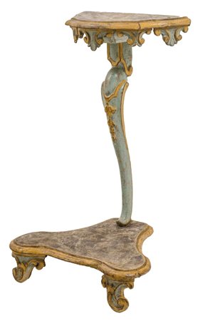 VIRGOLA in legno laccato e decorato, monogrammato sul piano. Veneto XIX...