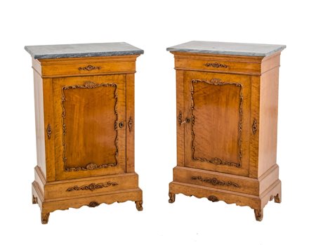 IMPORTANTE COPPIA COMODINI in radica di tuja ad un'anta con tre cassettini...