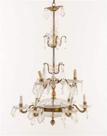 LAMPADARIO a nove luci in bronzo con brindoli. Italia XX secolo Misure: h cm 90