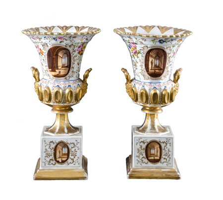 COPPIA VASI Impero in porcellana bianca lumeggiata in oro e decorata a motivo...