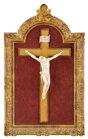 SCULTURA in avorio raffigurante "Cristo Crocifisso" entro importante cornice...
