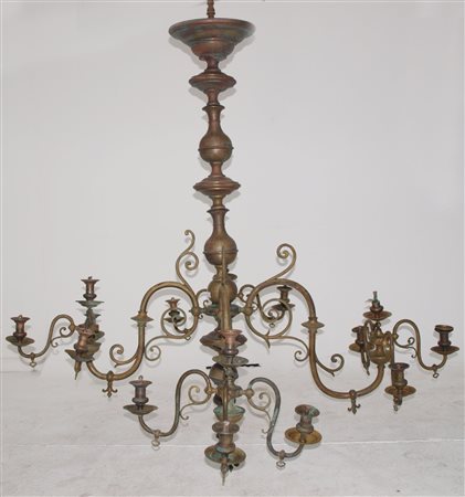 LAMPADARIO a sedici luci in ottone. Italia XIX secolo Misure:diametro cm 154...