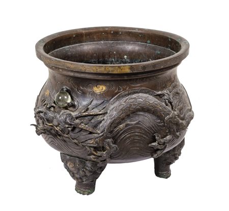 CACHEPOT in bronzo brunito riccamente lavorato a motivo di drago. Cina XIX...
