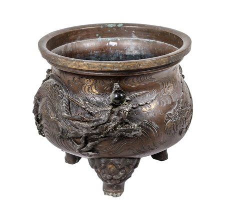 CACHEPOT in bronzo brunito riccamente lavorato a motivo di drago. Cina XIX...
