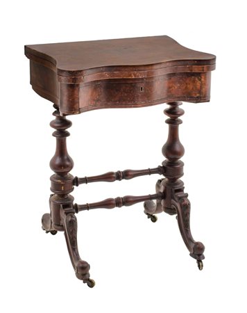 TAVOLO da gioco a libro in noce e radica di noce. Inghilterra periodo...