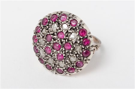 ANELLO a toppa in oro basso titolo con diamanti, rose corone' e rubini.