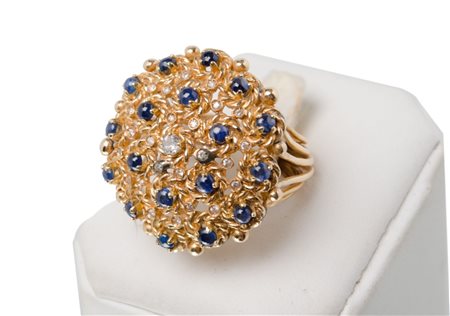 CURIOSO ANELLO a bouquet in oro rosso basso titolo con cabotions di rubini,...