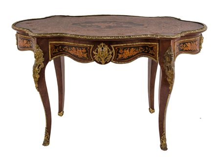 TAVOLO da centro stile Luigi XV di forma sagomata in radica di tuja ed ebano...