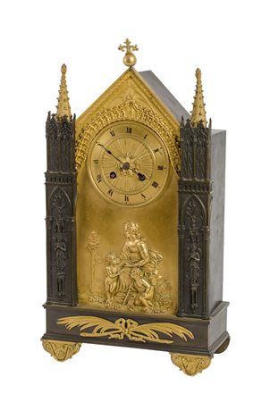 OROLOGIO stile neogotico a cattedrale in bronzo dorato, colonna brunita con...