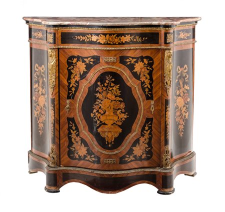 CREDENZA ad un'anta di forma sagomata in bois de rose con riquadri in ebano,...