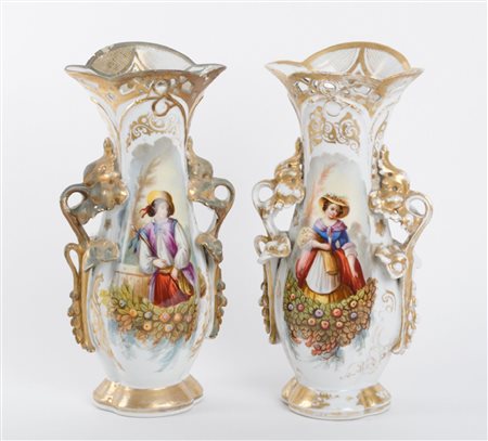 COPPIA VASI Luigi Filippo in porcellana bianca dipinta raffigurante...