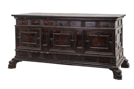 CASSA in noce con base in legno tappezzato. Spagna XVIII secolo Misure: cm...