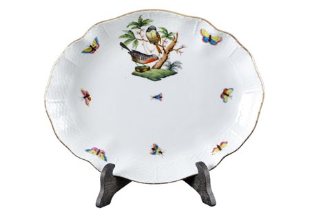 PIATTO in porcellana Herend decorato con farfalle". XX secolo Misure: cm 26 x 21