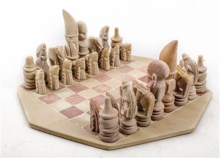 SCACCHIERA in marmo con pedine in pietra dura. XX secolo Misure: cm 29 x 29