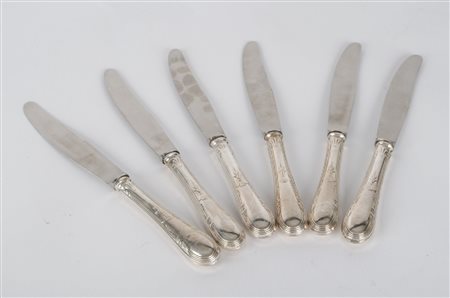 SEI COLTELLI con manici rivestiti in argento. XX secolo